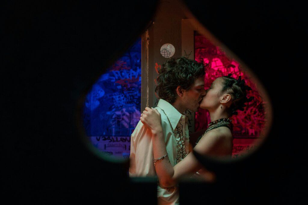 Swing Bliss Kiss Peek