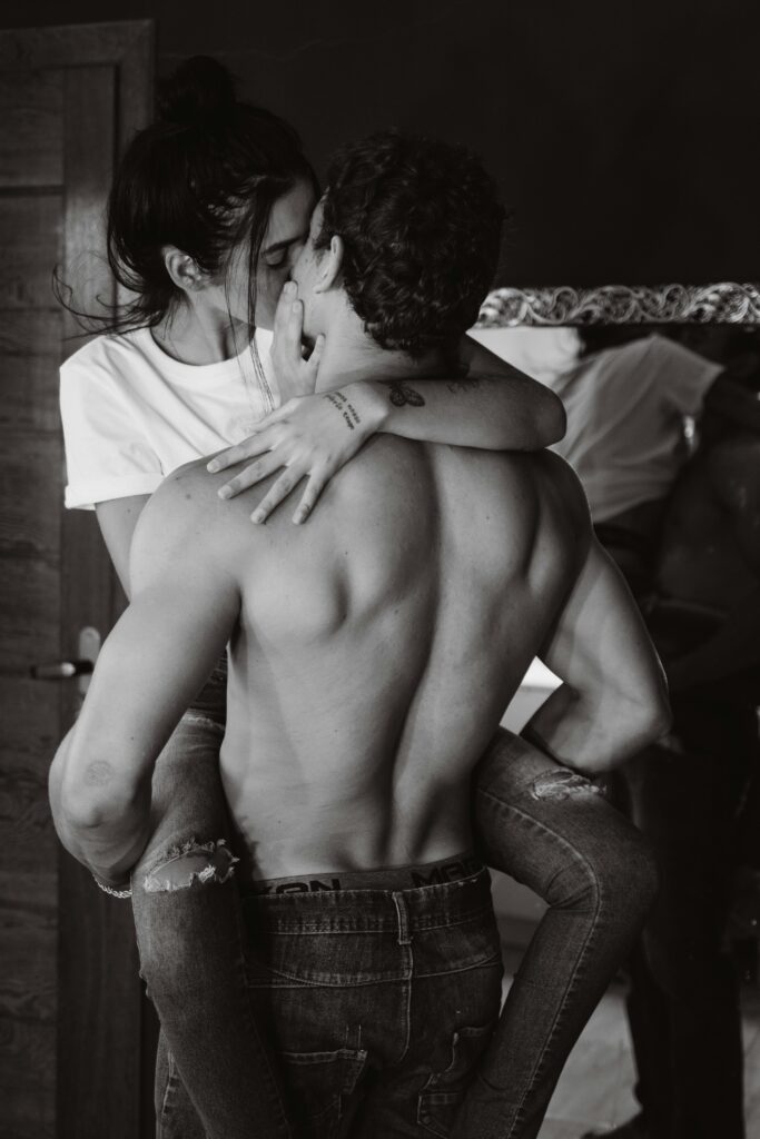 swinger couples - make out